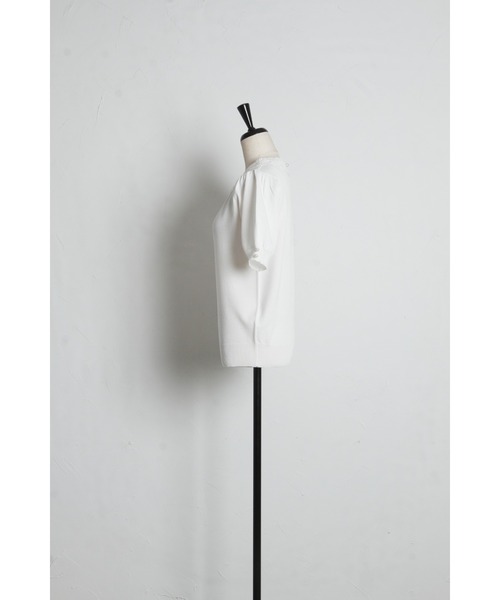 tocco closet(トッコ クローゼット)の「【ZOZO限定】接触冷感ビジュー×パールレース襟サマーニットトップス(ニット/セーター・レディース・ネイビー/ラベンダー/ブラック/オフホワイト・M)」の9枚目の写真