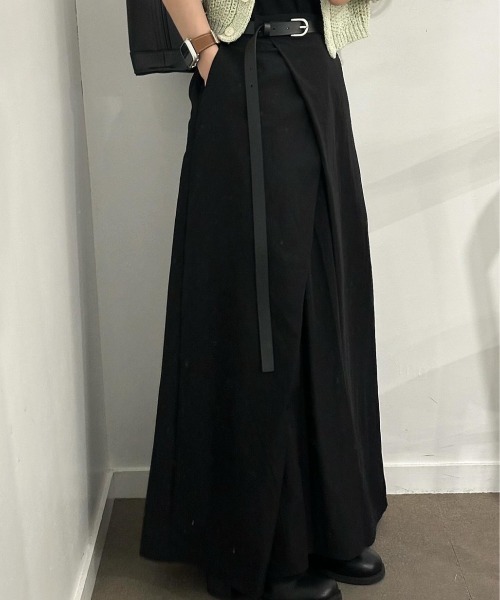 AMAJI(アマジ)の「アシンメトリー ロング丈 スカート(スカート・レディース・ブラック/ホワイト・FREE)」の2枚目の写真