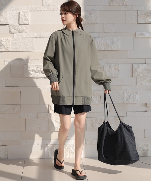 TeddyShop(テディショップ)の「【UVカット率99%/急速・接触冷感/フード付き】ふわっと超軽量。長袖フルジップオープンシャーリングラッシュガードパーカー レディース水着(パーカー・レディース・カーキ/ホワイト/ダークグレー/ブラック・M/S/L)」の13枚目の写真