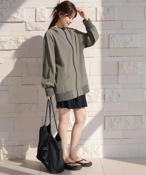 TeddyShop(テディショップ)の「【UVカット率99%/急速・接触冷感/フード付き】ふわっと超軽量。長袖フルジップオープンシャーリングラッシュガードパーカー レディース水着(パーカー・レディース・カーキ/ホワイト/ダークグレー/ブラック・M/S/L)」の14枚目の写真