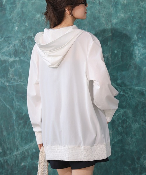 TeddyShop(テディショップ)の「【UVカット率99%/急速・接触冷感/フード付き】ふわっと超軽量。長袖フルジップオープンシャーリングラッシュガードパーカー レディース水着(パーカー・レディース・カーキ/ホワイト/ダークグレー/ブラック・M/S/L)」の9枚目の写真