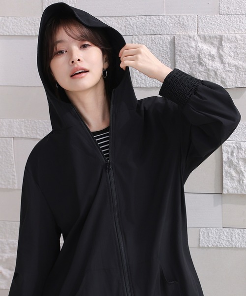 TeddyShop(テディショップ)の「【UVカット率99%/急速・接触冷感/フード付き】ふわっと超軽量。長袖フルジップオープンシャーリングラッシュガードパーカー レディース水着(パーカー・レディース・カーキ/ホワイト/ダークグレー/ブラック・M/S/L)」の16枚目の写真