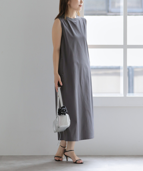 La TOTALITE(ラトータリテ)の「【洗える】ピンタックカットワンピース(ワンピース・レディース・チャコールグレー/アイボリー・FREE)」の2枚目の写真