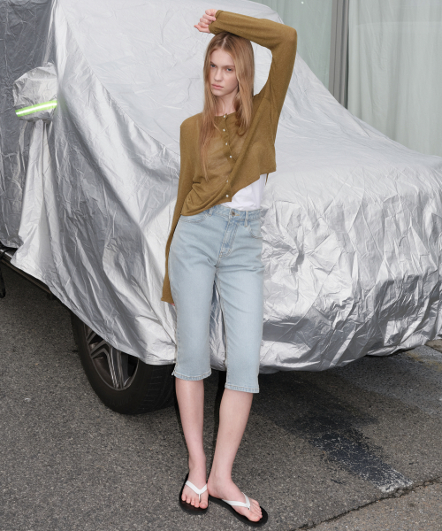 LEVAR(レバー)の「Below Capri Denim - Light Blue(デニムパンツ・レディース・その他・SMALL/MEDIUM/X-SMALL)」の2枚目の写真