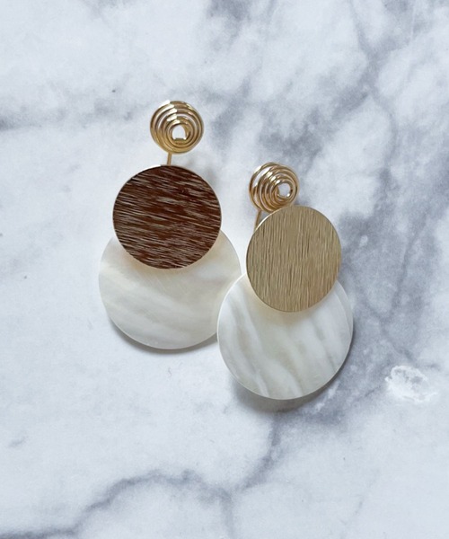 yu-ka(ユーカ)の「YU-KA:バイカラーサークルイヤリング Two-tone circle earrings(イヤリング・レディース・ゴールド・FREE)」の1枚目の写真