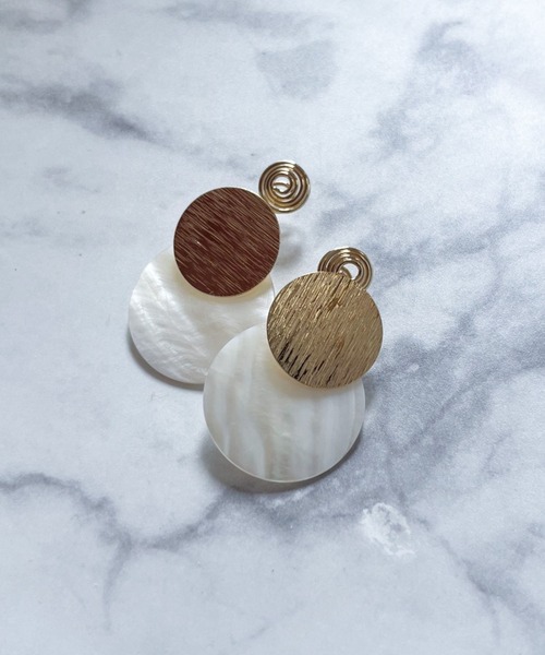yu-ka(ユーカ)の「YU-KA:バイカラーサークルイヤリング Two-tone circle earrings(イヤリング・レディース・ゴールド・FREE)」の2枚目の写真