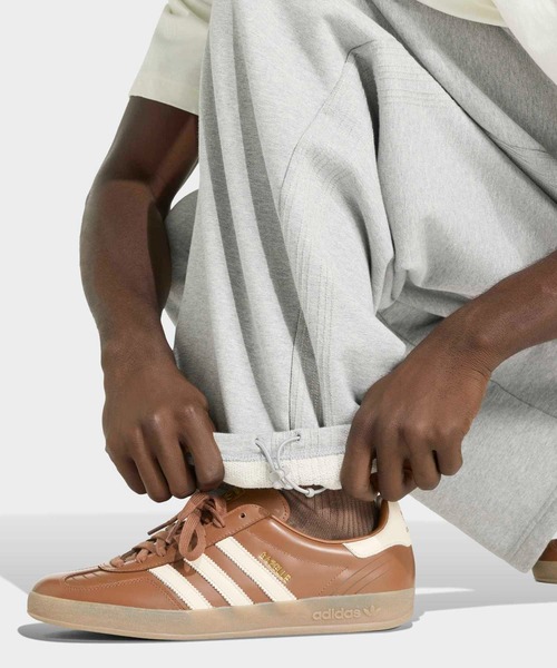 adidas（アディダス）の「プレミアムエッセンシャルズ オープンワイド ヘムパンツ / アディダスオリジナルス adidas Originals（その他パンツ・メンズ・グレー・XX-LARGE/3XL/X-LARGE/LARGE/X-SMALL/MEDIUM/SMALL）」の4枚目の写真