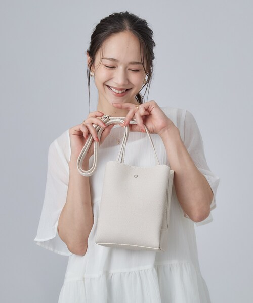 SHOO・LA・RUE(シューラルー)の「ふわっと軽い三層ショルダーバッグ(ショルダーバッグ・レディース・ライトベージュ/ブラック/ライトブルー・00)」の1枚目の写真