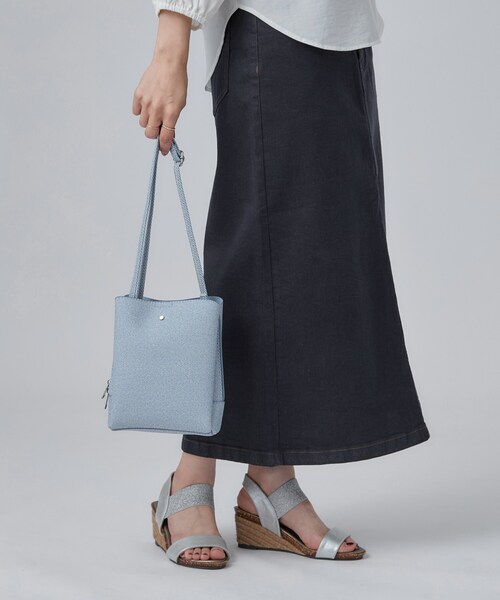 SHOO・LA・RUE(シューラルー)の「ふわっと軽い三層ショルダーバッグ(ショルダーバッグ・レディース・ライトベージュ/ブラック/ライトブルー・00)」の3枚目の写真