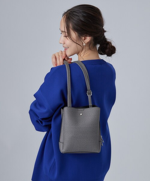 SHOO・LA・RUE(シューラルー)の「ふわっと軽い三層ショルダーバッグ(ショルダーバッグ・レディース・ライトベージュ/ブラック/ライトブルー・00)」の2枚目の写真