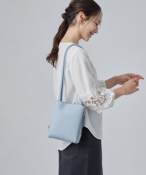 SHOO・LA・RUE(シューラルー)の「ふわっと軽い三層ショルダーバッグ(ショルダーバッグ・レディース・ライトベージュ/ブラック/ライトブルー・00)」の8枚目の写真