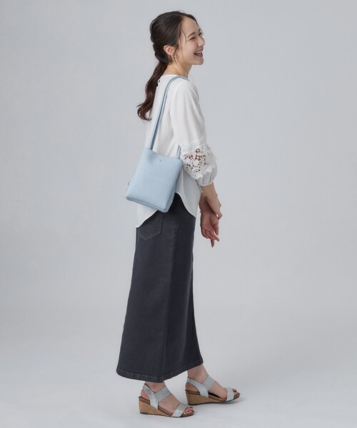 SHOO・LA・RUE(シューラルー)の「ふわっと軽い三層ショルダーバッグ(ショルダーバッグ・レディース・ライトベージュ/ブラック/ライトブルー・00)」の9枚目の写真