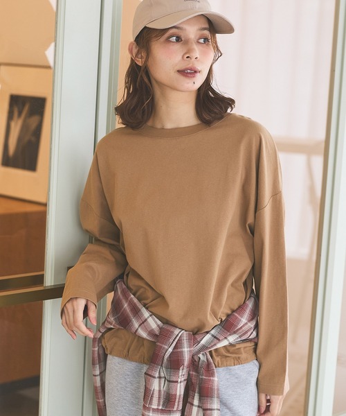 Honeys(ハニーズ)の「裾ドロストゆるTシャツ(Tシャツ/カットソー・レディース・ブラック/グレイッシュベージュ/ダークブルー/キャメル/ブラウン・F)」の16枚目の写真