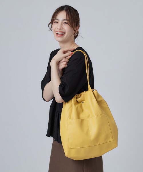 SHOO・LA・RUE(シューラルー)の「つまみハンドル巾着トートバッグ(トートバッグ・レディース・ブラック/イエロー/ナチュラル・00)」の1枚目の写真