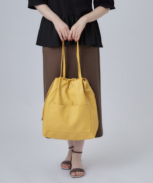 SHOO・LA・RUE(シューラルー)の「つまみハンドル巾着トートバッグ(トートバッグ・レディース・ブラック/イエロー/ナチュラル・00)」の6枚目の写真
