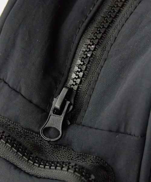 UNSTOA(アンストア)の「Single-handle nylon handbag with gusset 秋服 冬服(ハンドバッグ・レディース・ブラック・FREE)」の6枚目の写真