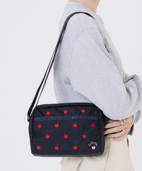 LeSportsac(レスポートサック)の「DANIELLA CROSSBODY レッドアップルエンブロイダリー(ショルダーバッグ・レディース・ブルー・FREE)」の2枚目の写真