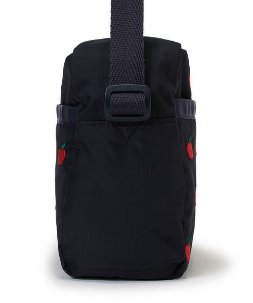 LeSportsac(レスポートサック)の「DANIELLA CROSSBODY レッドアップルエンブロイダリー(ショルダーバッグ・レディース・ブルー・FREE)」の5枚目の写真