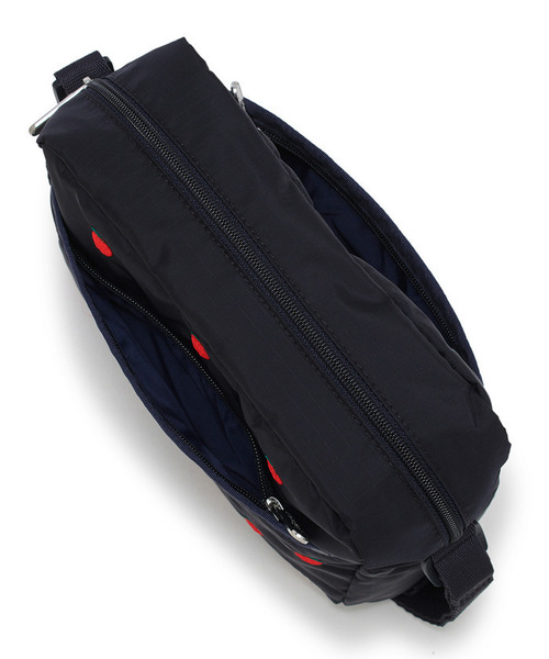 LeSportsac(レスポートサック)の「DANIELLA CROSSBODY レッドアップルエンブロイダリー(ショルダーバッグ・レディース・ブルー・FREE)」の8枚目の写真