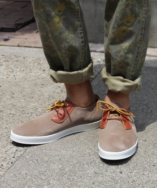 JOURNAL STANDARD（ジャーナルスタンダード）の「【2013 SUMMER CATALOGUE 掲載アイテム】JOURNAL STANDARD MADE IN PORTUGAL: 2アイレットスウェードシューズ #（スニーカー・メンズ・ネイビー/ウッド/イエロー系その他/ブルー系その他/アイボリー・41/43/42）」の2枚目の写真