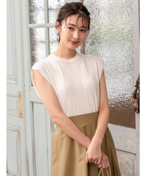 fifth（フィフス）の「スリットデザインスリーブレスニット（ニット/セーター・レディース・ホワイト/ブラック/モカ・MEDIUM）」の2枚目の写真