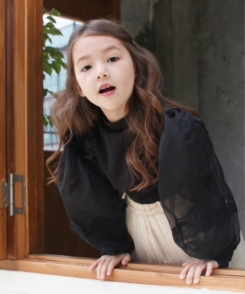 Rora(ローラ)の「オペラ パフ袖 tシャツ(スウェット・キッズ・ブラック・110cm/100cm/120cm/130cm/140cm)」の3枚目の写真