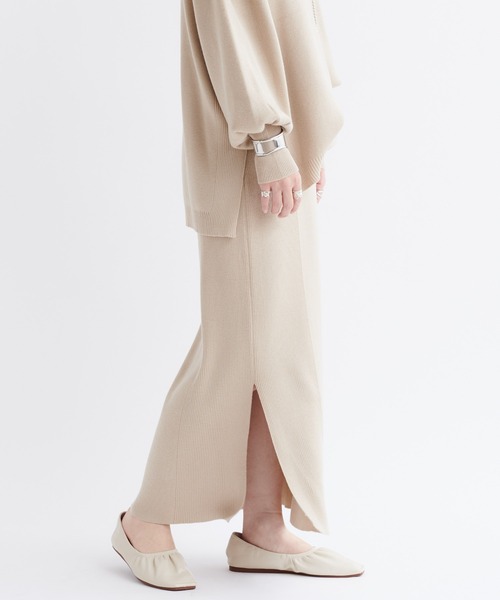 DouDou（ドゥドゥ）の「【WEB限定】【セットアップ】Vネックプルオーバー×タイトスカート（セットアップ・レディース・ブラック/ライトベージュ・FREE）」の4枚目の写真