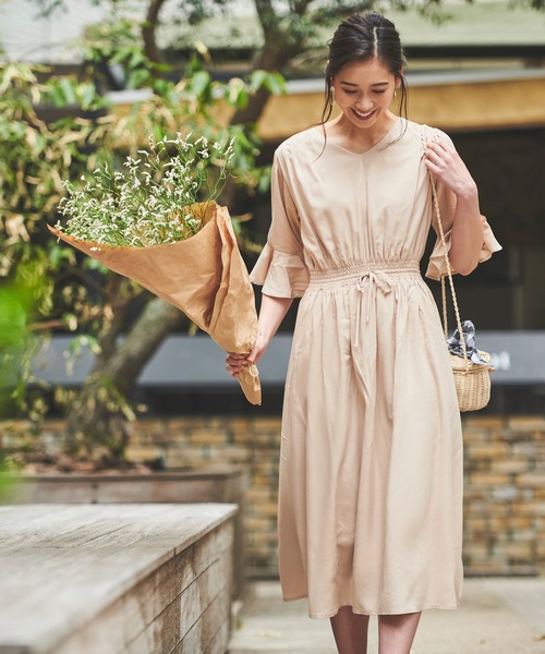 Anuenue（アヌエヌエ）の「Vネックギャザーワンピース ロング丈（ワンピース・レディース・ブラック/ベージュ/カーキ・FREE）」の4枚目の写真