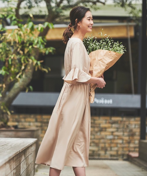 Anuenue（アヌエヌエ）の「Vネックギャザーワンピース ロング丈（ワンピース・レディース・ブラック/ベージュ/カーキ・FREE）」の6枚目の写真