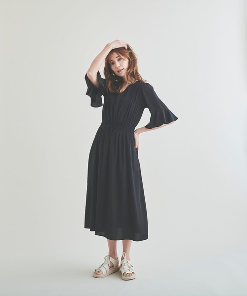 Anuenue（アヌエヌエ）の「Vネックギャザーワンピース ロング丈（ワンピース・レディース・ブラック/ベージュ/カーキ・FREE）」の7枚目の写真