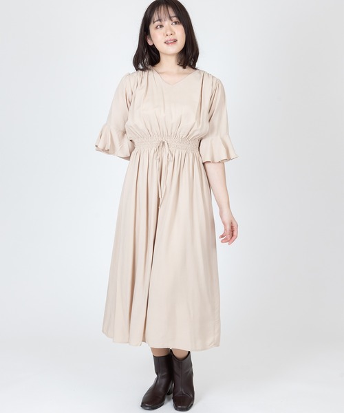 Anuenue（アヌエヌエ）の「Vネックギャザーワンピース ロング丈（ワンピース・レディース・ブラック/ベージュ/カーキ・FREE）」の18枚目の写真