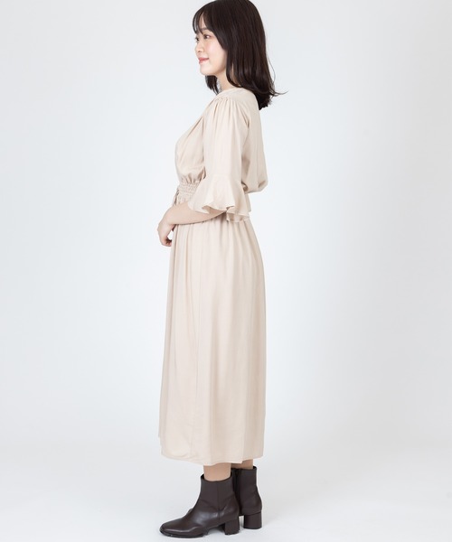 Anuenue（アヌエヌエ）の「Vネックギャザーワンピース ロング丈（ワンピース・レディース・ブラック/ベージュ/カーキ・FREE）」の20枚目の写真