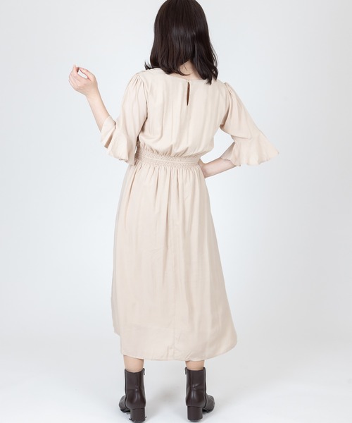 Anuenue（アヌエヌエ）の「Vネックギャザーワンピース ロング丈（ワンピース・レディース・ブラック/ベージュ/カーキ・FREE）」の21枚目の写真