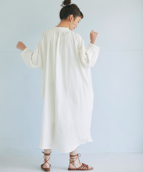 and R（アンドアール）の「タックフリルワンピース（シャツワンピース・レディース・アイボリー/チャコールグレー・FREE）」の7枚目の写真