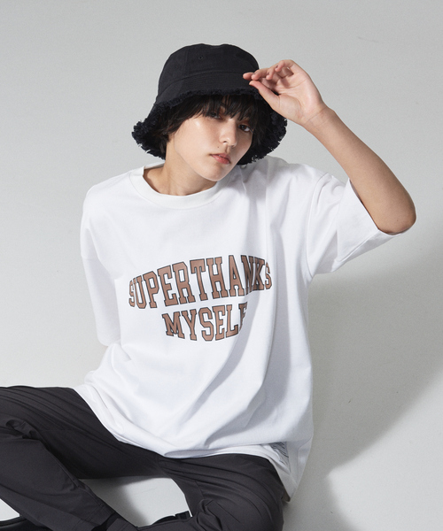 SUPERTHANKS(スーパーサンクス)の「【別注】SUPERTHANKS(スーパーサンクス) カレッジ ロゴ Tシャツ(Tシャツ/カットソー・メンズ・ホワイト/ブラック/ベージュ/ホワイト系その他/ブラック系その他・46/48)」の2枚目の写真