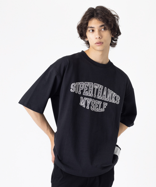 SUPERTHANKS(スーパーサンクス)の「【別注】SUPERTHANKS(スーパーサンクス) カレッジ ロゴ Tシャツ(Tシャツ/カットソー・メンズ・ホワイト/ブラック/ベージュ/ホワイト系その他/ブラック系その他・46/48)」の4枚目の写真