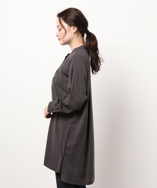 COMME CA ISM（コムサイズム）の「サイドボタンバンドカラーロングシャツ（シャツ/ブラウス・レディース・ダークブラウン/ボルドー/グレイッシュベージュ・MEDIUM/LARGE）」の12枚目の写真