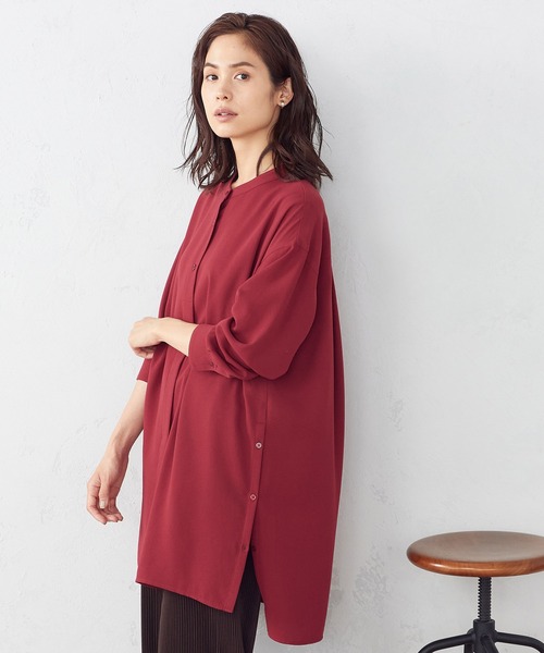 COMME CA ISM（コムサイズム）の「サイドボタンバンドカラーロングシャツ（シャツ/ブラウス・レディース・ダークブラウン/ボルドー/グレイッシュベージュ・MEDIUM/LARGE）」の3枚目の写真