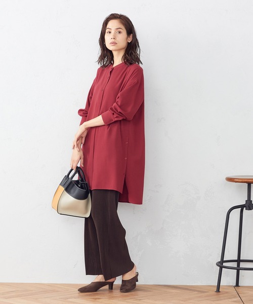 COMME CA ISM（コムサイズム）の「サイドボタンバンドカラーロングシャツ（シャツ/ブラウス・レディース・ダークブラウン/ボルドー/グレイッシュベージュ・MEDIUM/LARGE）」の13枚目の写真