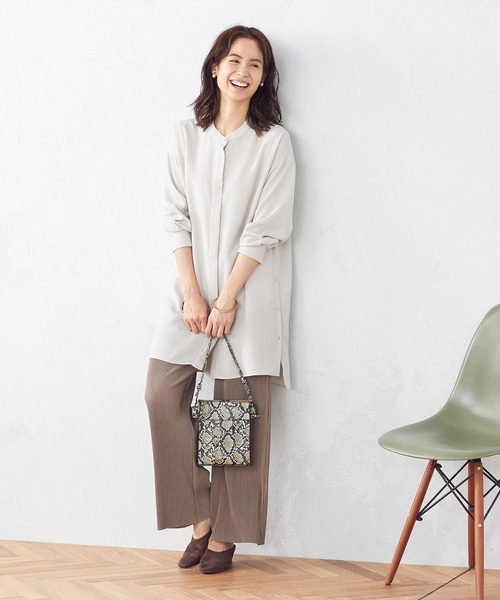 COMME CA ISM（コムサイズム）の「サイドボタンバンドカラーロングシャツ（シャツ/ブラウス・レディース・ダークブラウン/ボルドー/グレイッシュベージュ・MEDIUM/LARGE）」の4枚目の写真