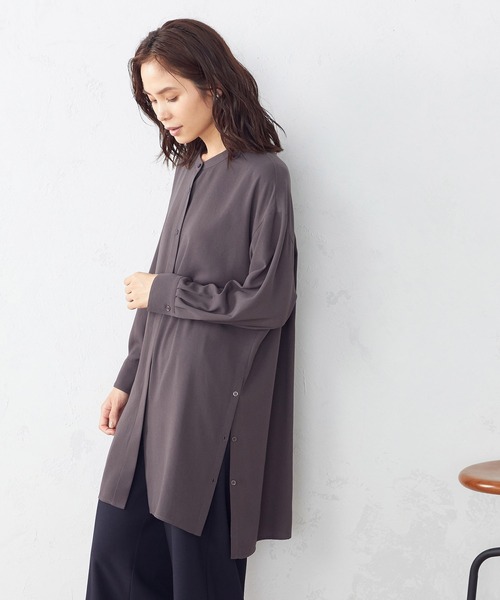 COMME CA ISM（コムサイズム）の「サイドボタンバンドカラーロングシャツ（シャツ/ブラウス・レディース・ダークブラウン/ボルドー/グレイッシュベージュ・MEDIUM/LARGE）」の6枚目の写真