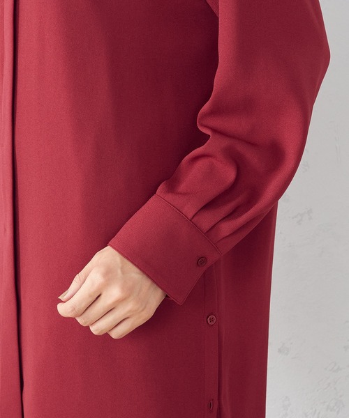 COMME CA ISM（コムサイズム）の「サイドボタンバンドカラーロングシャツ（シャツ/ブラウス・レディース・ダークブラウン/ボルドー/グレイッシュベージュ・MEDIUM/LARGE）」の9枚目の写真