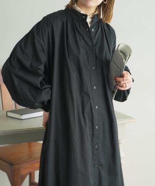 DISCOAT(ディスコート)の「【WEB限定】スタンドカラーボリュームワンピ(シャツワンピース・レディース・ホワイト/ブラック/スミクロ・FREE)」の2枚目の写真