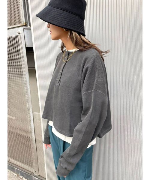 EMODA（エモダ）の「ピグメントサーマルトップ（Tシャツ/カットソー・レディース・その他/ブラック/アイボリー・FREE）」の6枚目の写真