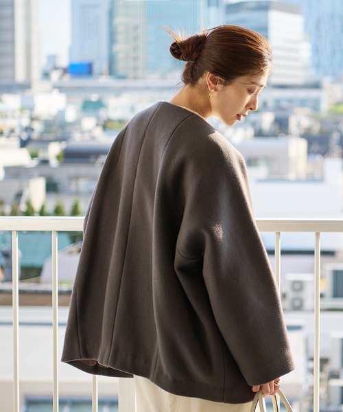 RIVE DROITE（リヴドロワ）の「ミニマルなデザインがこなれ感を演出　スリットネックミドルコート（ノーカラーコート・レディース・チャコールグレー/ミント/ベージュ・FREE）」の12枚目の写真