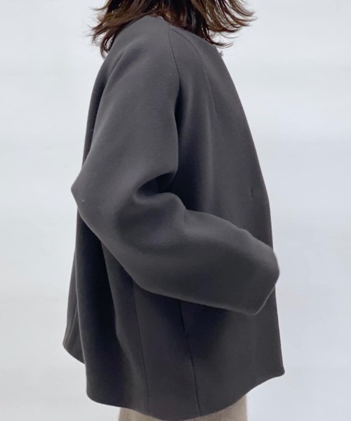 RIVE DROITE（リヴドロワ）の「ミニマルなデザインがこなれ感を演出　スリットネックミドルコート（ノーカラーコート・レディース・チャコールグレー/ミント/ベージュ・FREE）」の22枚目の写真