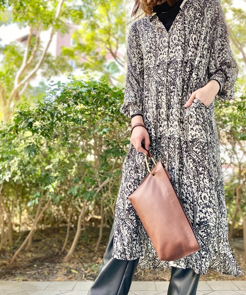 RIVE DROITE(リヴドロワ)の「シックなフラワー柄が魅力の主役ワンピ クレリックシャツワンピース(シャツワンピース・レディース・ブラウン/ブラック・FREE)」の2枚目の写真