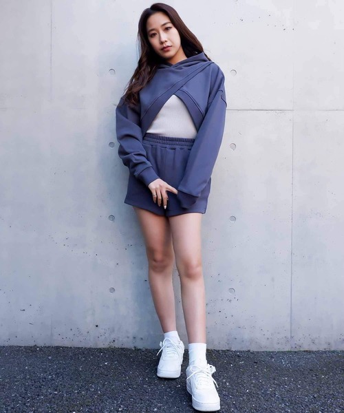 SPIRALGIRL（スパイラルガール）の「カシュクールヘムレイヤードスウェットトップス（パーカー・レディース・ベージュ/ネイビー/グレー・FREE）」の4枚目の写真