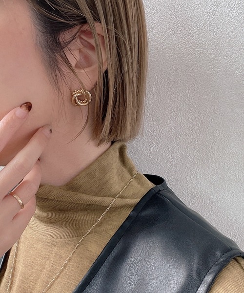 y/m by misato（イムバイミサト）の「ねじりチェーンリングピアス（ピアス（両耳用）・レディース・シルバー/ゴールド・FREE）」の2枚目の写真