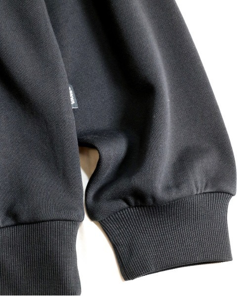 VANS(バンズ)の「VANS / ヴァンズ MENS MINI LOGO BIG HOODIE SWEAT ミニロゴ オーバーサイズ プルオーバーパーカー(パーカー・メンズ・ブラック/ネイビー/イエロー・LARGE/X-LARGE/MEDIUM)」の18枚目の写真